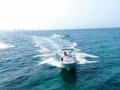 دور جزیره کیش با قایق